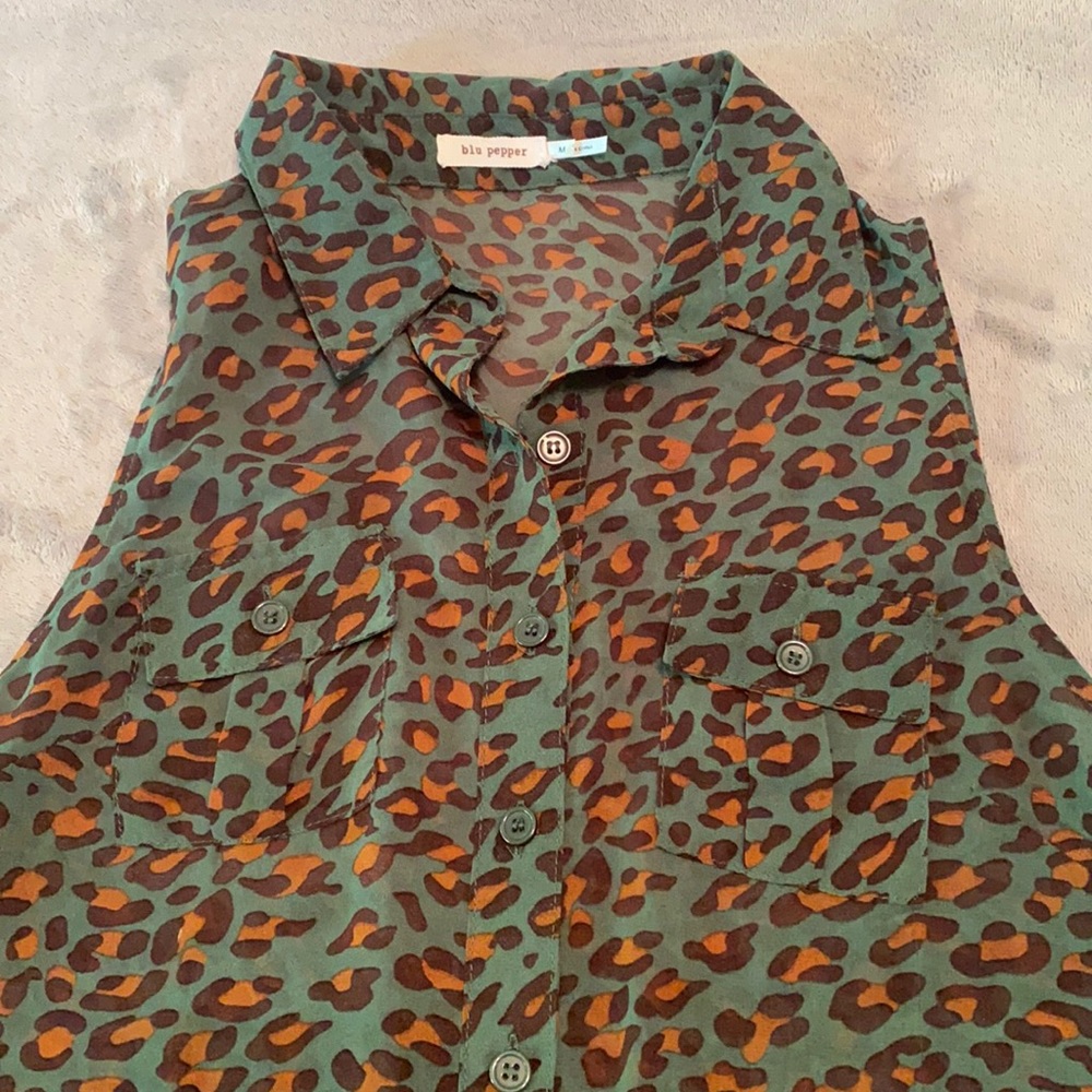 Feisty animal print sheet blouse hi-low
